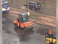 Асфальт укладывали прямо в лужи