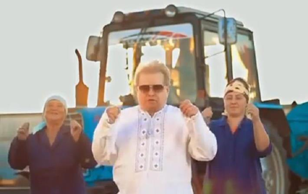 Михаил Поплавский станцевал с доярками Михаил Поплавский станцевал с доярками