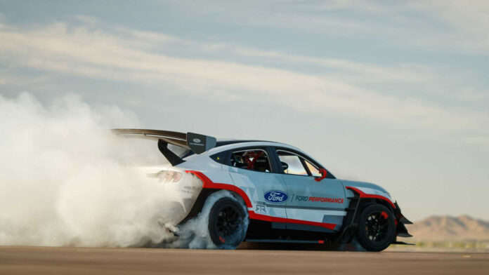 Ford построил Mustang Mach-E с семью электромоторами Ford построил Mustang Mach-E с семью электромоторами