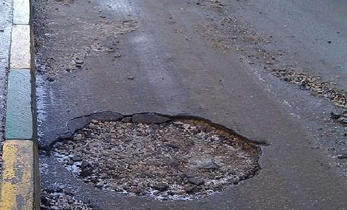 Коммунальщики ремонтировали тротуар под дождем Коммунальщики ремонтировали тротуар под дождем