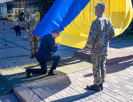 Біля Дніпропетровської ОДА урочисто підняли Державний Прапор України (ФОТОРЕПОРТАЖ)