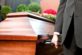Женщина дважды «воскресала» на своих похоронах