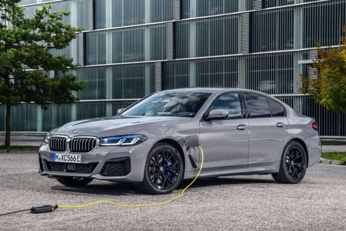 BMW выпустила 394-сильный розеточный гибрид 5-Series BMW выпустила 394-сильный розеточный гибрид 5-Series