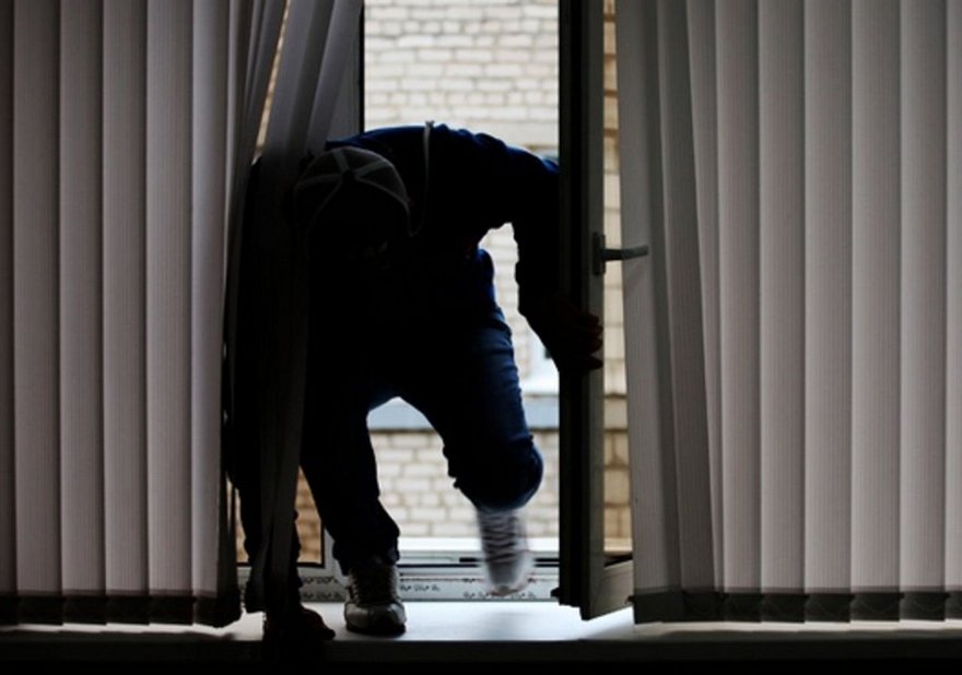 У Нікополі підліток заліз до будинку пенсіонерки та пограбував її. У Нікополі підліток заліз до будинку пенсіонерки та пограбував її.