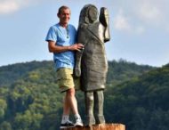 В Словении установили новую бронзовую статую Мелании Трамп