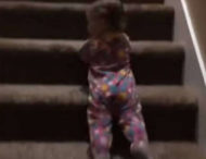 Девочка придумала экстремальный способ спускаться по лестнице