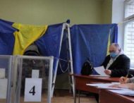 В Житомире кабинки для голосования мастерили из изоленты и поролона
