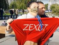 Представительница движения Femen оголилась перед Зеленским