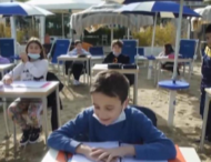 В Италии школьники занимаются за партами на пляже