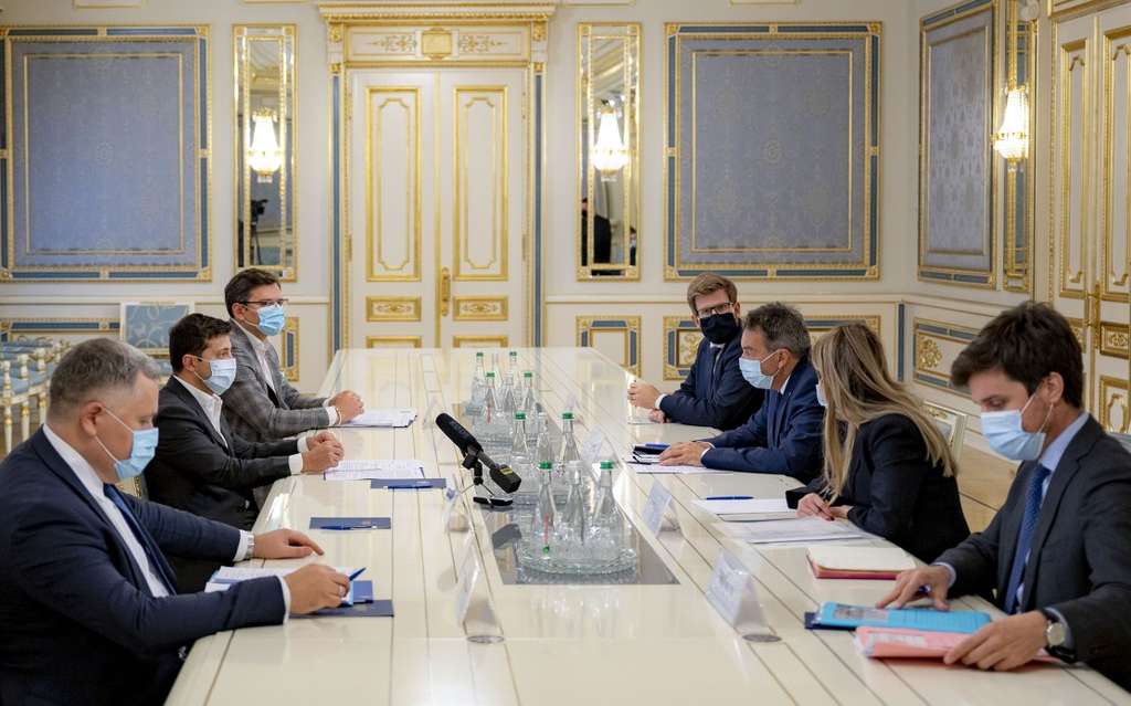 Президент обговорив з очільником МКЧХ питання взаємного звільнення полонених, пошук зниклих безвісти та розмінування на Донбасі Президент обговорив з очільником МКЧХ питання взаємного звільнення полонених, пошук зниклих безвісти та розмінування на Донбасі