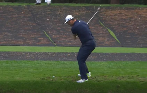 Гольфист попал в лунку с огромного расстояния рикошетом от воды Гольфист попал в лунку с огромного расстояния рикошетом от воды