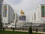 Президент Туркменистана открыл 15-метровый позолоченный памятник собаке