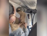 Девушка испортила волосы впереди сидящей пассажирки