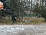 Харьковские коммунальщиками устроили покос травы под снегом