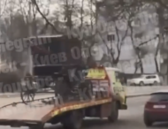 В Киеве эвакуатор перевозил карету