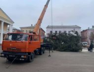 На Ривненщине в центре города установили елку с кладбища