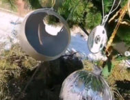 В российском городе главную елку украсили мусором