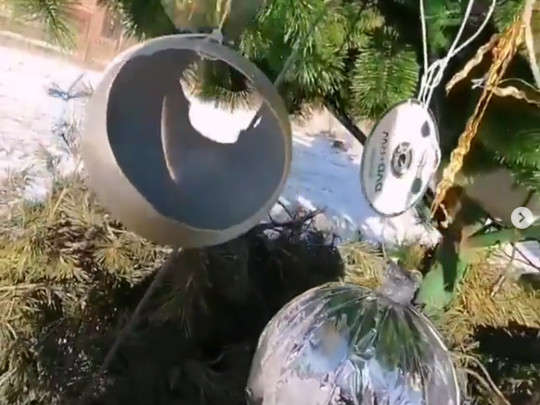 В российском городе главную елку украсили мусором В российском городе главную елку украсили мусором