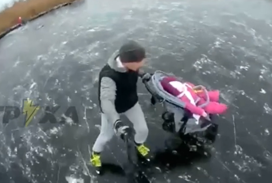 Отец катался с ребенком на подмерзшем озере Отец катался с ребенком на подмерзшем озере