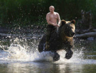 Звезда фильмов для взрослых заняла место Путина на спине медведя