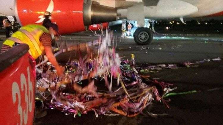 Самолет запутывался в новогодних украшениях Самолет запутывался в новогодних украшениях