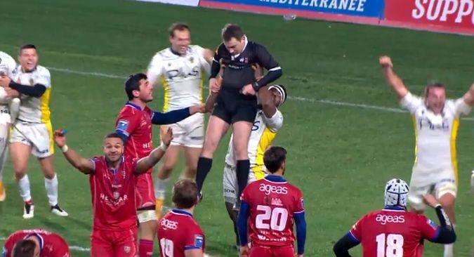 Регбист от радости поднял судью Регбист от радости поднял судью