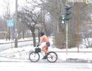 Мужчина в трусах и с шарфом катался на велосипеде