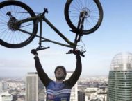 Спортсмен взобрался на 140-метровое здание на велосипеде