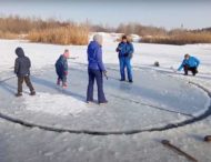 В Днепре сделали ледяную карусель на замерзшем озере