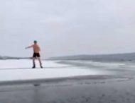 Житель Мелитополя устроил заплыв на коньках в ледяной воде