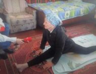 93-летняя бабушка легко садится на шпагат