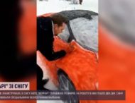 Двое литовцев смастерили Ferrari из снега