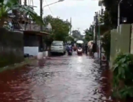 Индонезийскую деревню затопило красной водой