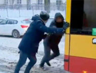 Белорус вытолкал в одиночку буксующий автобус