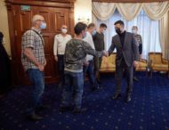 Володимир Зеленський зустрівся з українськими моряками із судна Stevia, визволеними з піратського полону