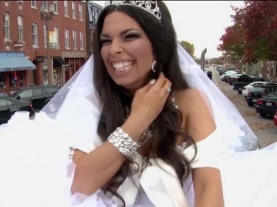 Невеста прибыла на свадьбу в 16-метровом грузовике Невеста прибыла на свадьбу в 16-метровом грузовике