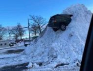 Jeep Grand Cherokeе воткнули в большую снежную гору