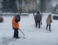 Коммунальщики решили «залатать» плохой асфальт снегом