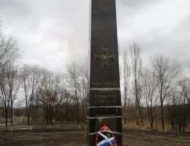Разваливающийся памятник «починили» скотчем