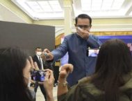Премьер Таиланда распылил на журналистов антисептик