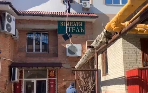 Посетители гостиницы пытались украсть телевизор через окно номера Посетители гостиницы пытались украсть телевизор через окно номера