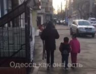 В Одессе заметили хитрую попрошайку с костылями