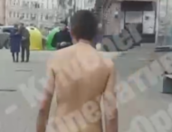 По Киеву разгуливал голый мужчина