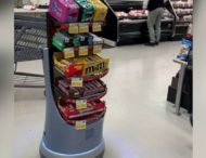 Робот преследует покупателей и предлагает сладости