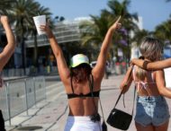 Даже полиция бессильна: студенты в карантин отрываются на пляжах Флориды
