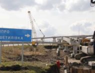 На Дніпропетровщині над автошляхом триває будівництво пішохідного мосту (фото)