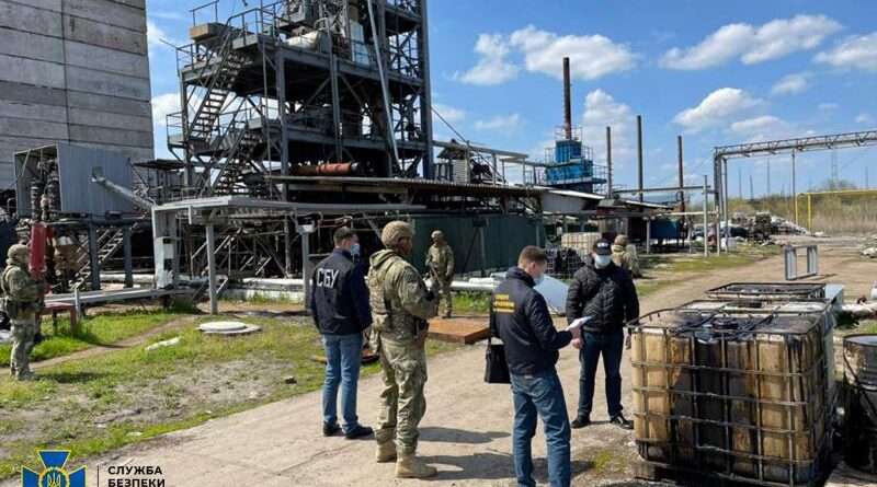 В Днепропетровской области прикрыли нелегальный топливный завод (фото) В Днепропетровской области прикрыли нелегальный топливный завод (фото)