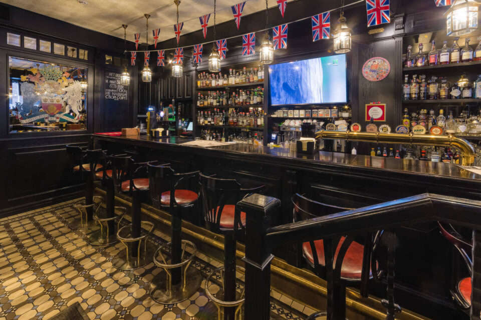 Британцам предстоит выпить по 70 литров пива для спасения пабов Британцам предстоит выпить по 70 литров пива для спасения пабов