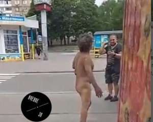 По Запорожью разгуливал мужчина в одном тапочке и носке По Запорожью разгуливал мужчина в одном тапочке и носке