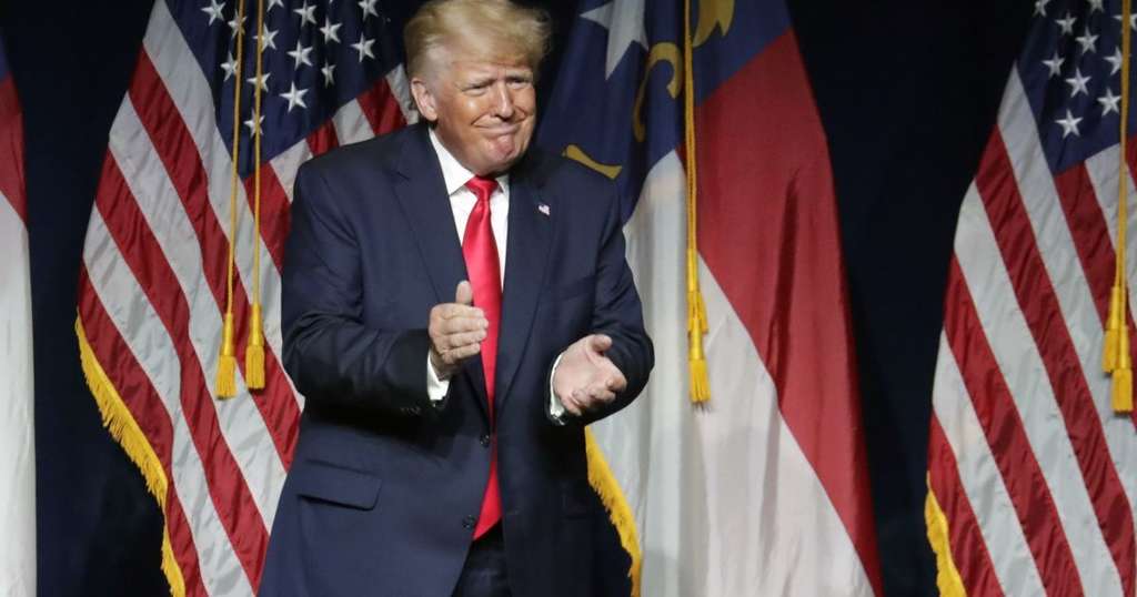 Трампа заподозрили в том, что он одел брюки задом наперед Трампа заподозрили в том, что он одел брюки задом наперед